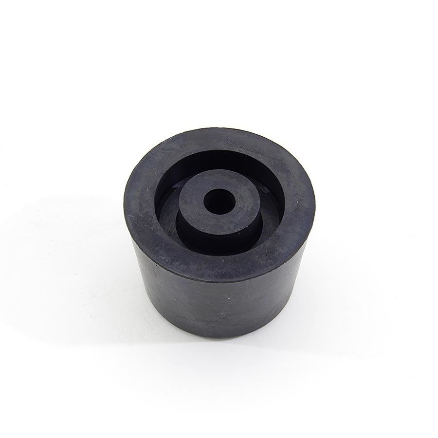 Černý gumový kónický doraz s dírou pro šroub FLOMA - průměr 7 cm a výška 5 cm