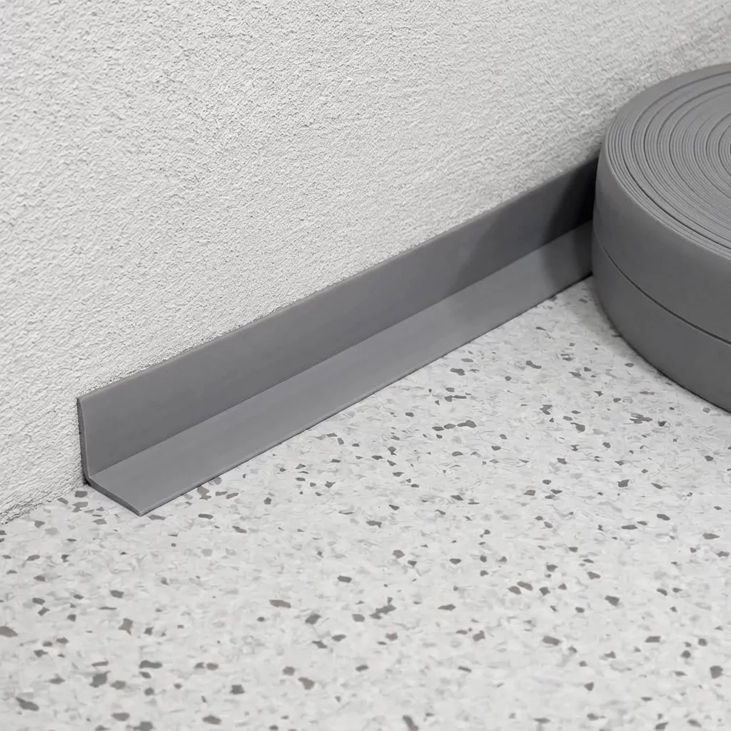 Šedá plastová (PVC) soklová lišta F208 - dĺžka 40 m, šírka 3 cm, výška 3 cm
