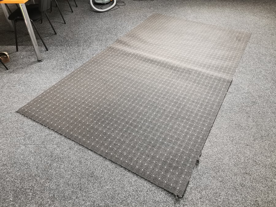 Antracitový koberec - délka 170 cm a šířka 300 cm