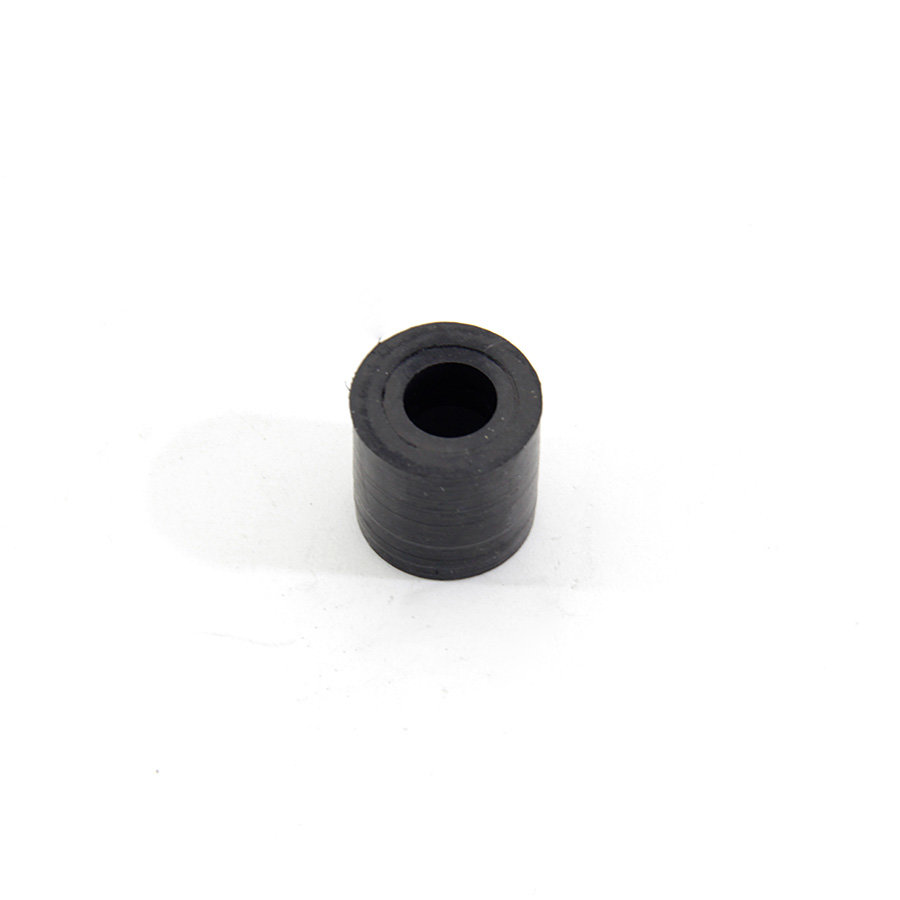 Černý pryžový válcový doraz s dírou pro šroub FLOMA - průměr 2 cm a výška 2 cm