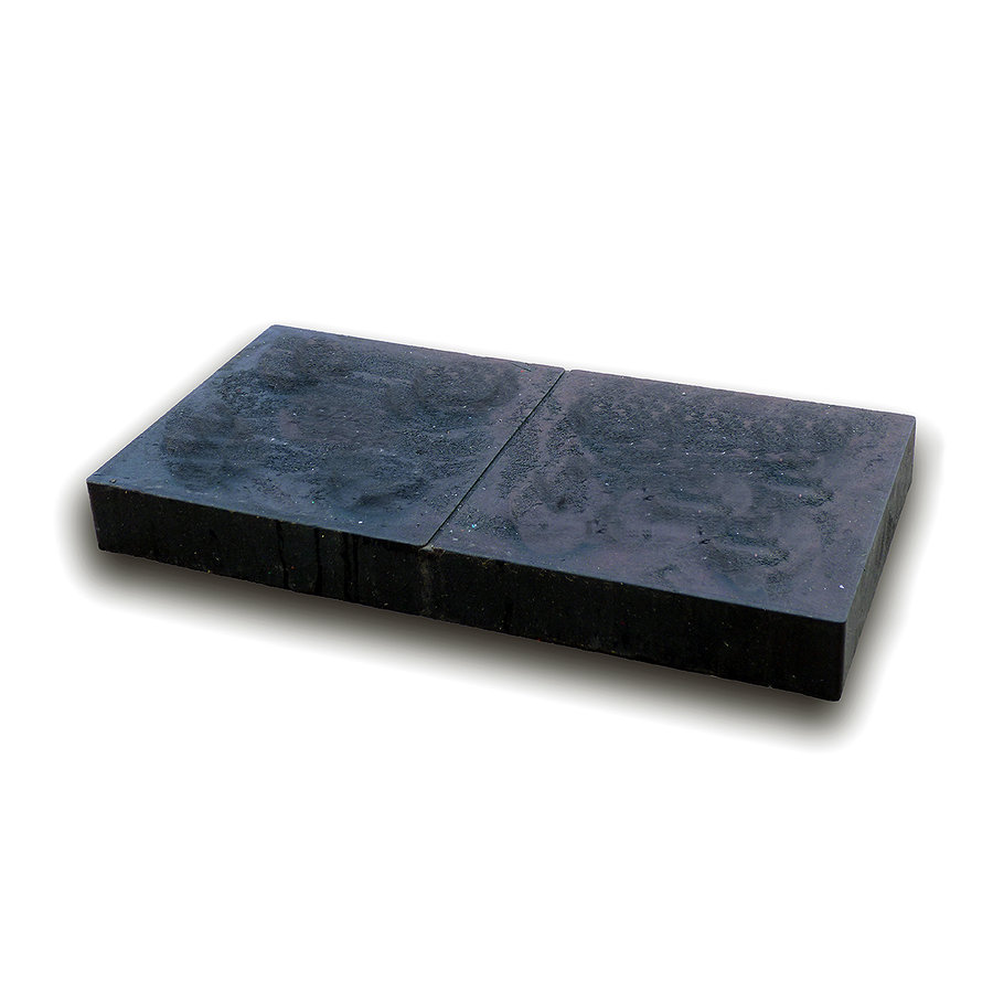 Čierna plastová podkladacia kocka "hladká" FLOMA RePVC - dĺžka 47,6 cm, šírka 23,8 cm a výška 5,3 cm