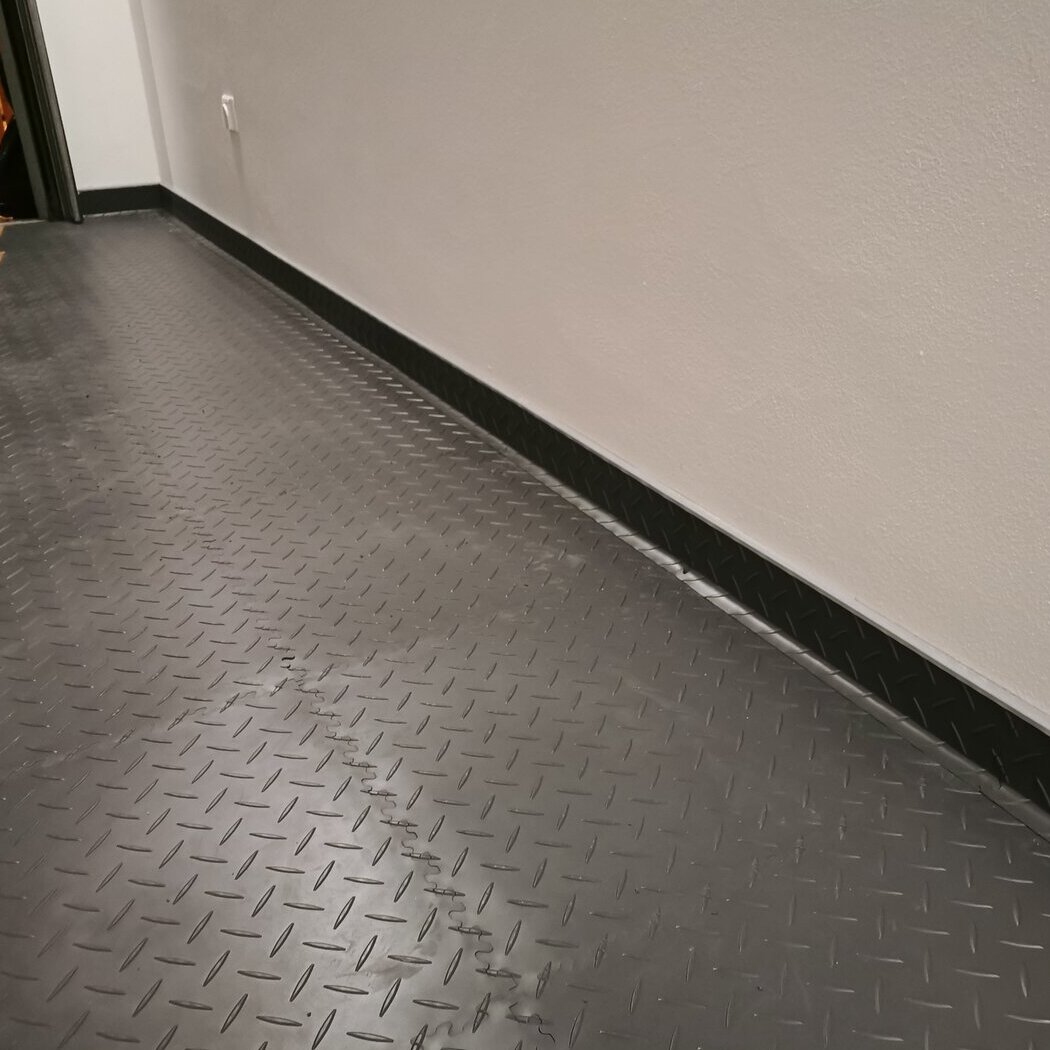 Černá PVC vinylová soklová podlahová lišta Fortelock Industry (penízky) - délka 51 cm, šířka 10 cm a tloušťka 0,7 cm