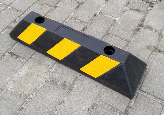 Czarno-żółty gumowy odblaskowy ogranicznik parkingowy - długość 55 cm, szerokość 15 cm, wysokość 10 cm