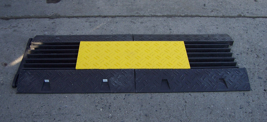 Čierno-žltý plastový rohový káblový most &amp;quot;ľavá zákruta&amp;quot; s vekom - dĺžka 50 cm, šírka 43 cm a výška 6 cm