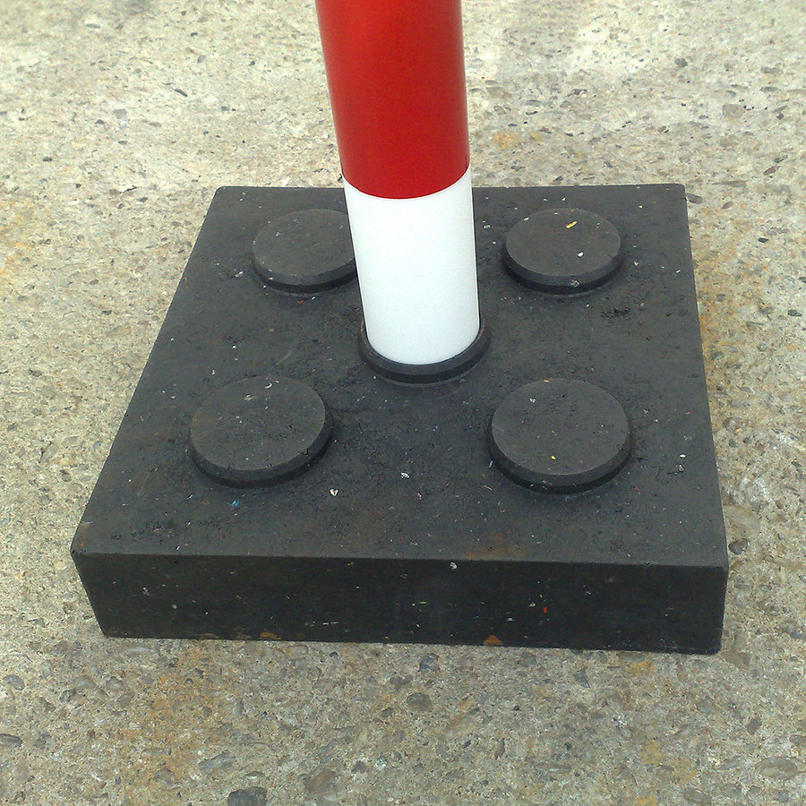 Čierna plastová podkladacia kocka &amp;quot;4 čapy + otvor&amp;quot; FLOMA RePVC - dĺžka 23,8 cm, šírka 23,8 cm a výška 5,3 cm