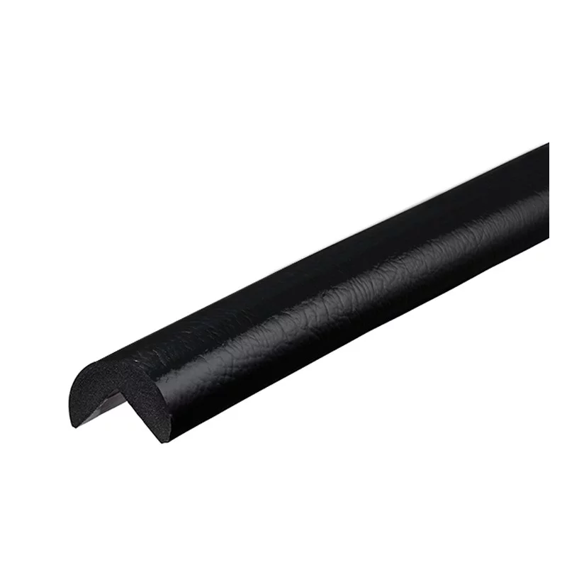 Čierna penová ochrana rohu steny &quot;typ A&quot; - priemer 4 cm, dĺžka 100 cm