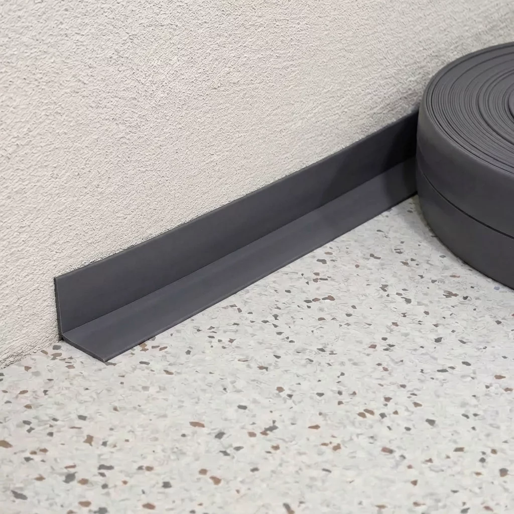 Šedá plastová (PVC) soklová lišta F280 - dĺžka 40 m, šírka 3 cm, výška 3 cm