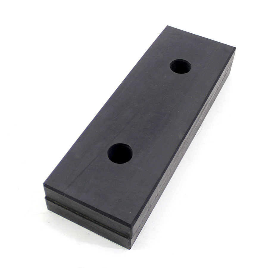 Černý gumový doraz na rampu FLOMA - délka 50 cm, šířka 16,5 cm a tloušťka 8 cm