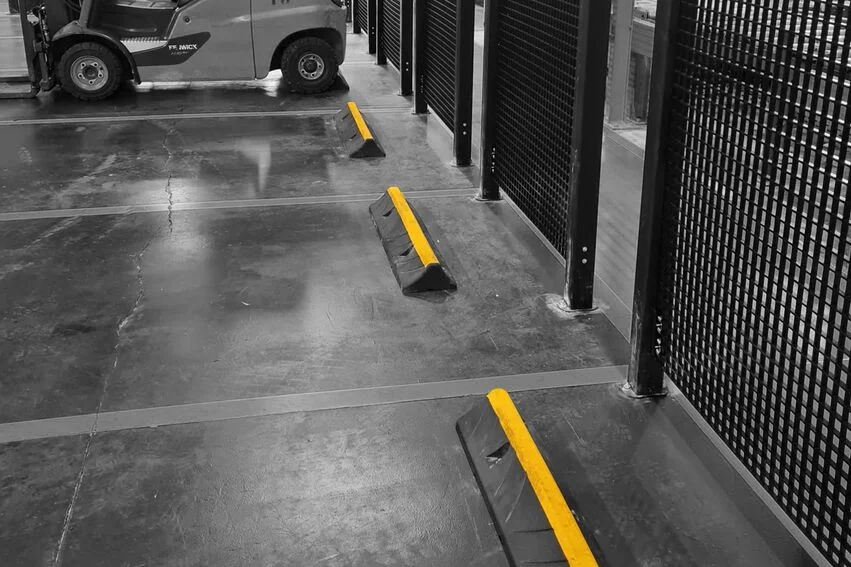 Parkstopp aus Gummi - Länge 100 m, Breite 30 cm, Höhe 15 cm - gelb-schwarzer