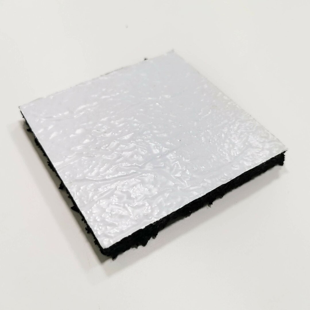 Gumová podložka s ALU fóliou pod konštrukciu fotovoltaickej elektrárne na strechu s hydroizoláciou z PVC fólie FLOMA UniPad ALU - dĺžka 20 cm, šírka 10 cm a výška 1 cm