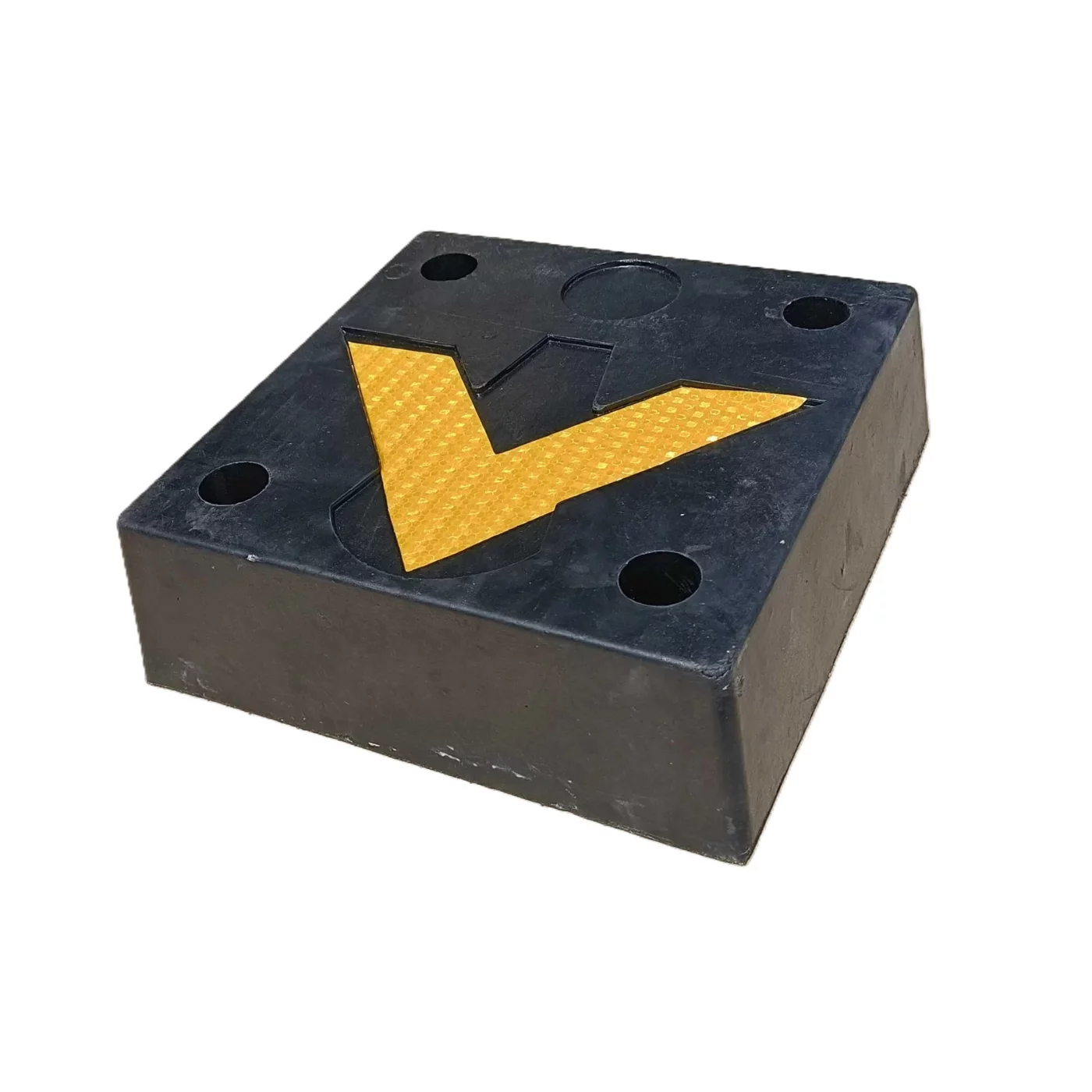 Čierno-žltý gumový reflexné doraz na rampe - dĺžka 30 cm, šírka 30 cm, výška 10 cm