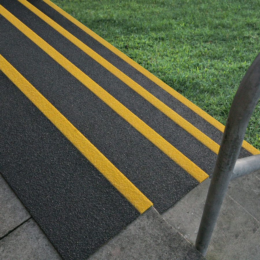 Černo-žlutá karborundová schodová hrana - šířka 34,5 cm, výška 5,5 cm a tloušťka 0,5 cm