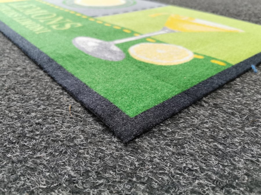Zelený koberec - délka 150 cm a šířka 50 cm