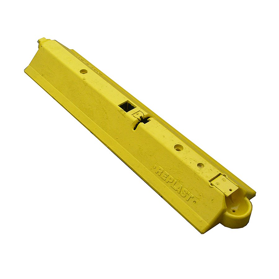 Žlutý plastový silniční vodící práh "CZ 3" - délka 109,5 cm, šířka 24,8 cm, výška 9 cm
