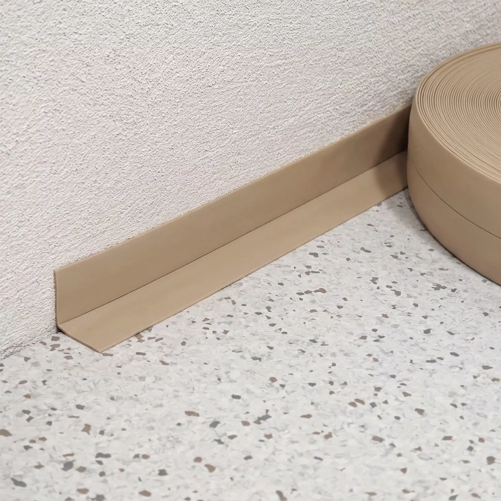 Hnedá plastová (PVC) soklová lišta F533 - dĺžka 40 m, šírka 3 cm, výška 3 cm