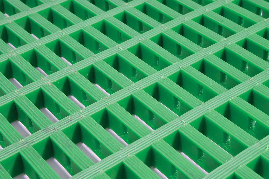Zelená olejivzdorná protiskluzová univerzální rohož (mřížka 22 x 10 mm) (role) - šířka 60 cm a výška 1,2 cm