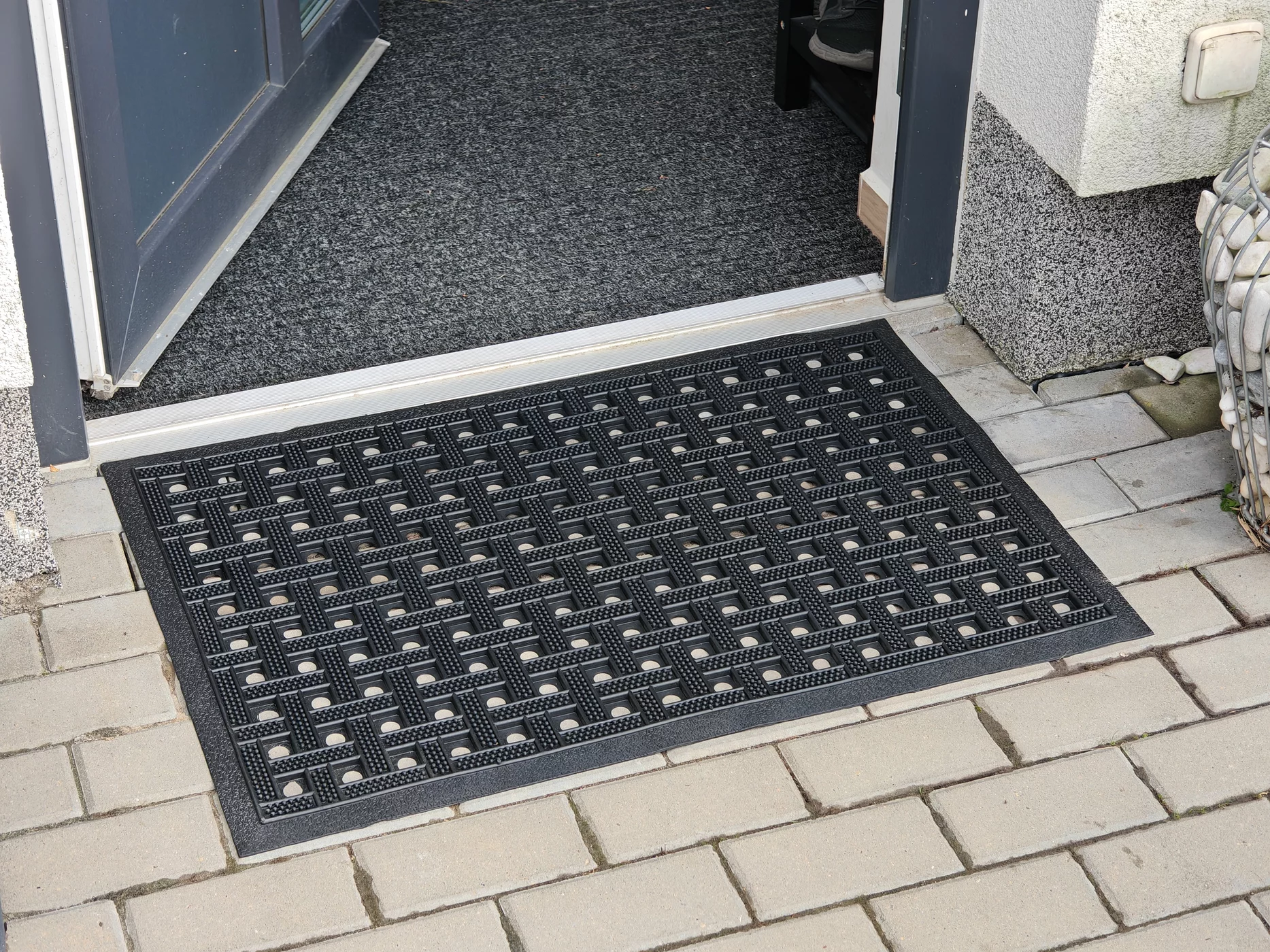 Gumová čistiaca vonkajšia vstupná rohož FLOMA BW58 - dĺžka 60 cm, šírka 90 cm, výška 1,2 cm