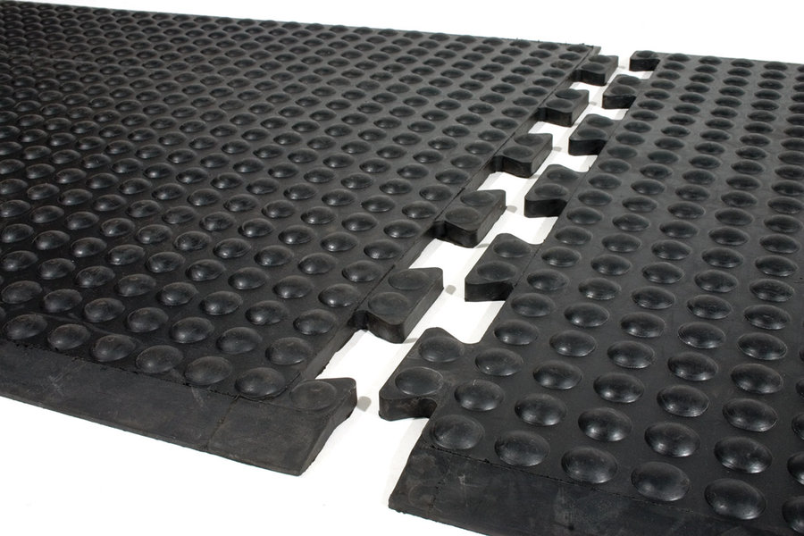 Černá gumová protiúnavová rohož (okraj) - délka 90 cm, šířka 60 cm a výška 1,4 cm