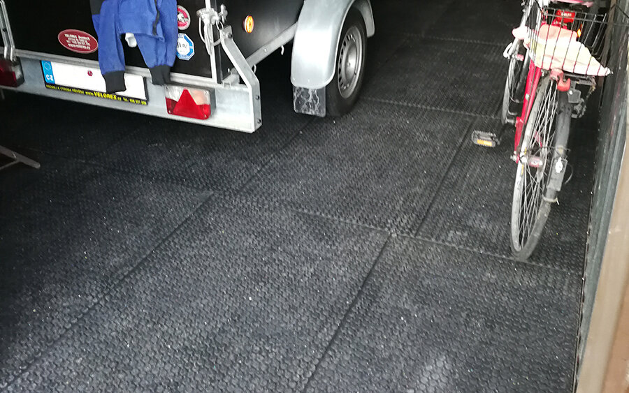 Jakou podlahu do malé mobilní garáže? Podlahové desky jsou ideální!