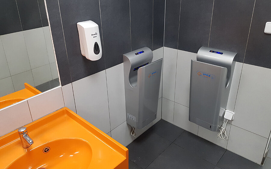 Vysoušeč rukou Jet Dryer Style na toaletách v Globusu