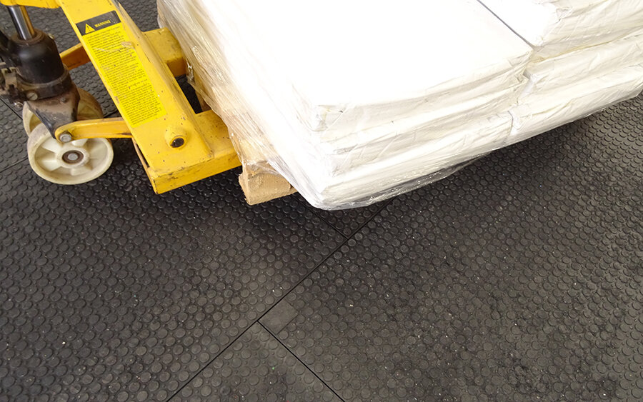 Plastové desky: ideální podlaha do skladu s manipulační technikou