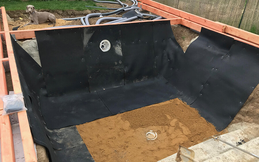 Antivibrační rohože v konstrukci zapuštěného zahradního bazénu