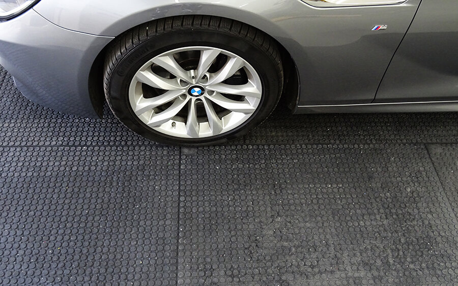 Podlahové desky z PVC: ideální krytina do každé  autodílny