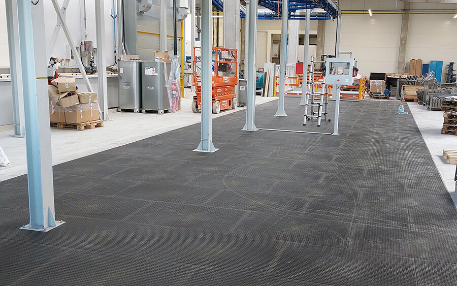 Plastová podlaha z PVC desek k lince před práškovou automatickou lakovnou