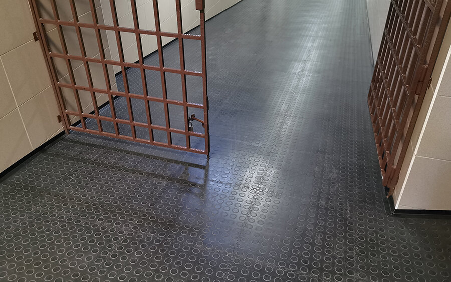 Plastová podlaha Fortelock a vstupní rohož v chodbě Komerční banky