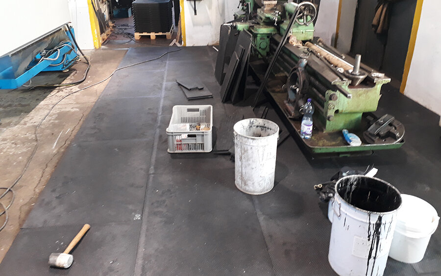 Podlahové desky z PVC v malé strojírenské dílně