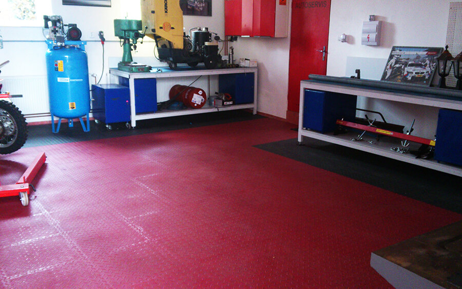 Červená plastová podlaha Fortelock Industry v pneuservisu