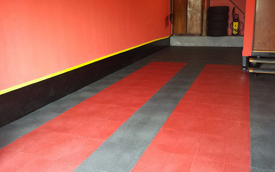 Barevná podlaha z PVC plastových dlaždic v garáži