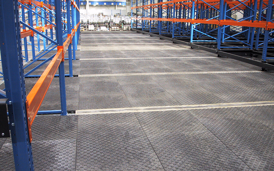 PVC podlahové desky zajišťují komfort při práci ve skladu