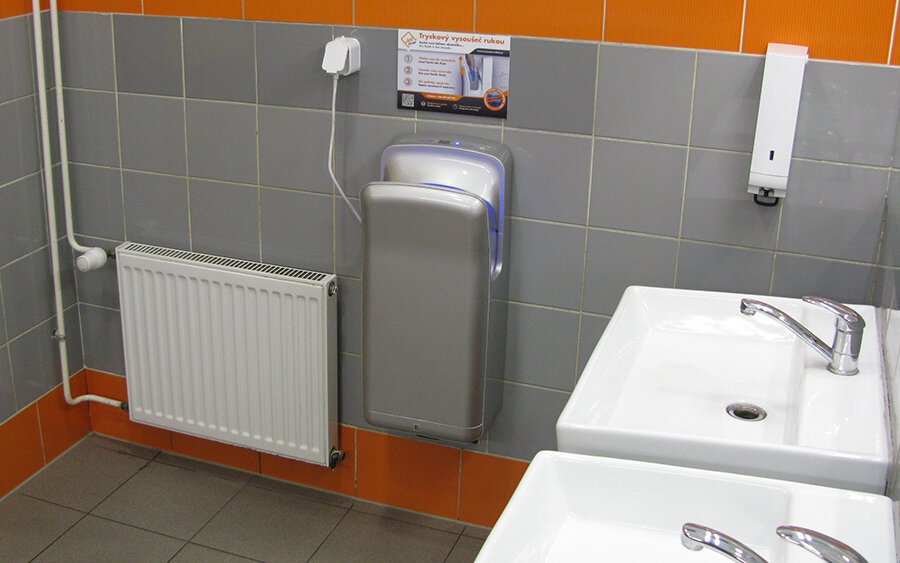Tryskový vysoušeč rukou pro rychlé osušení na frekventovaných toaletách