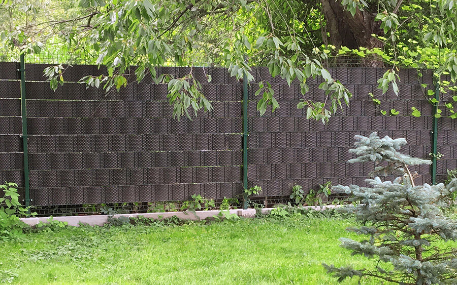 Ratanová rohož na zahradním plotě
