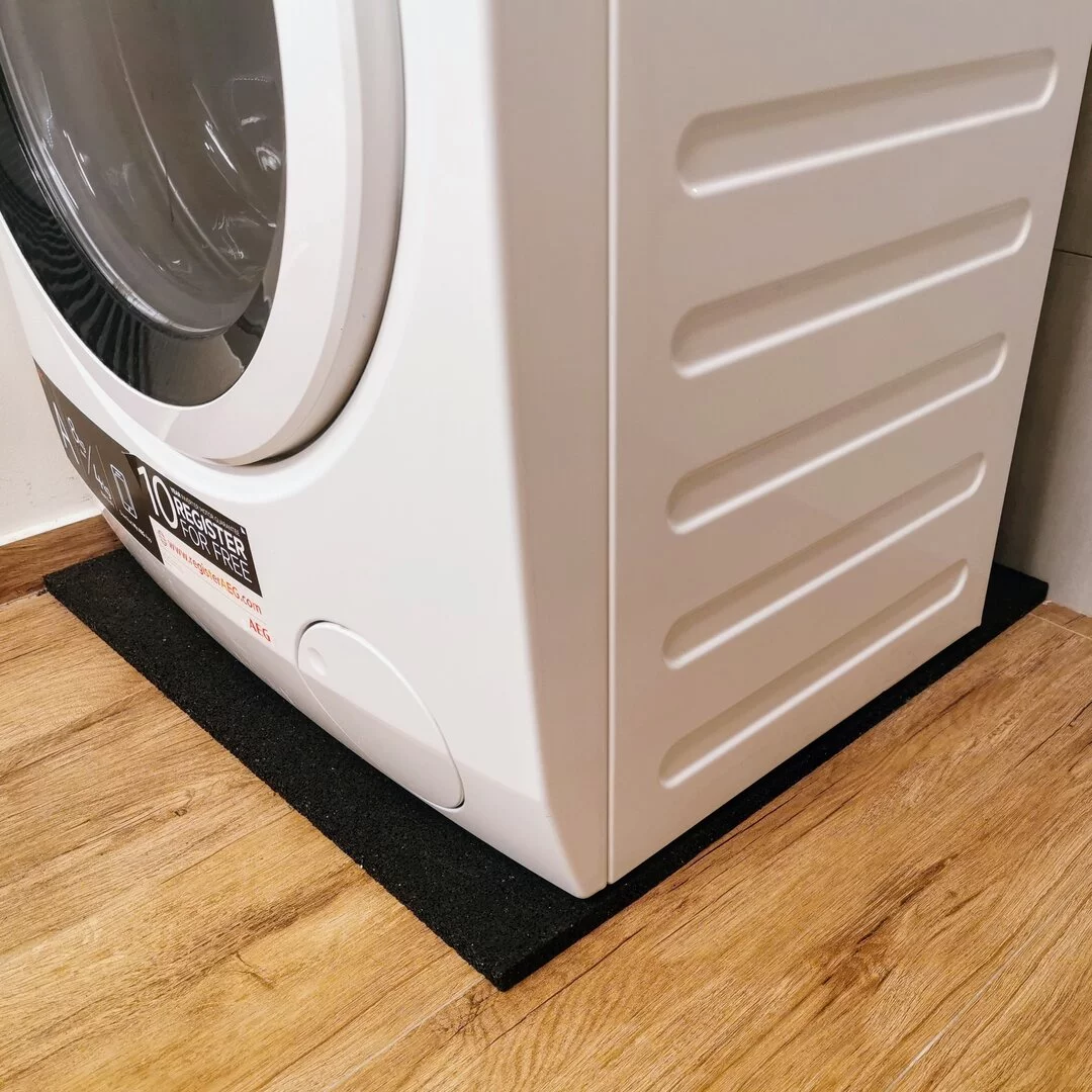 Vhodná je i jako podložka pod sušičky, chladničky a myčky.