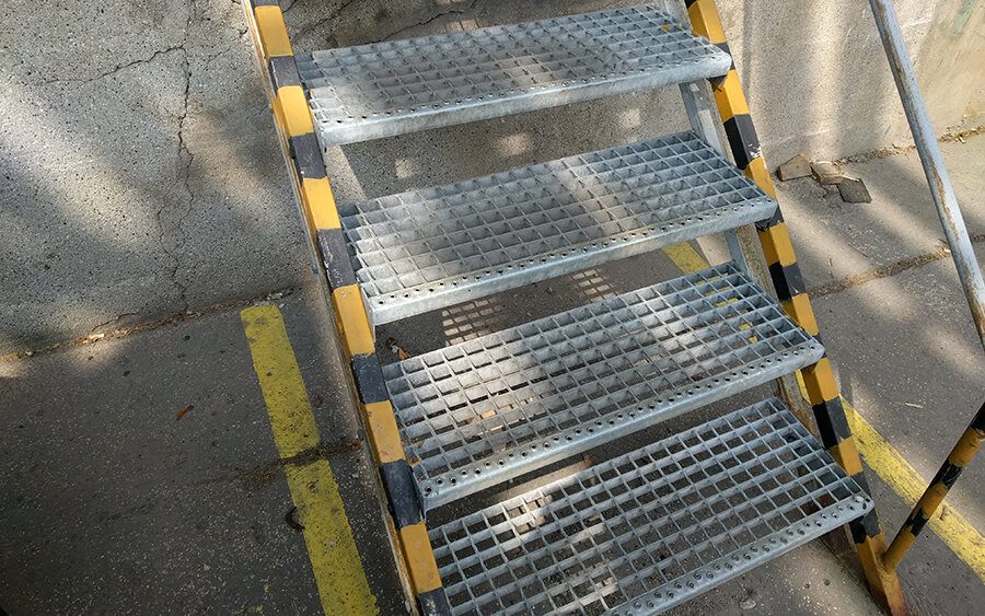 Extra odolné kovové schodnice pro schodiště na rampu